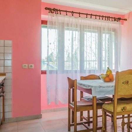 Cozy Apartment In Vrsar With Kitchen Exteriör bild