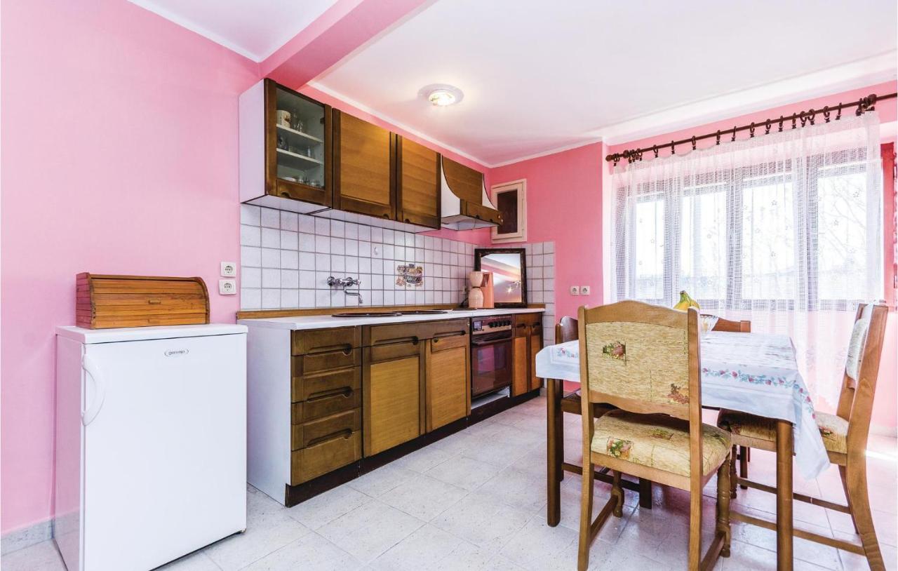 Cozy Apartment In Vrsar With Kitchen Exteriör bild