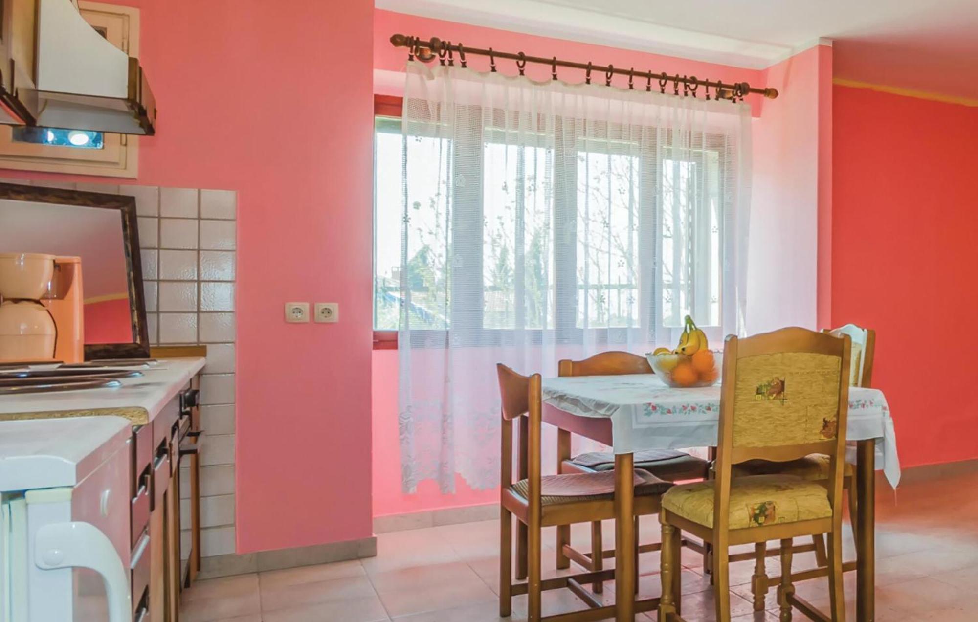 Cozy Apartment In Vrsar With Kitchen Exteriör bild
